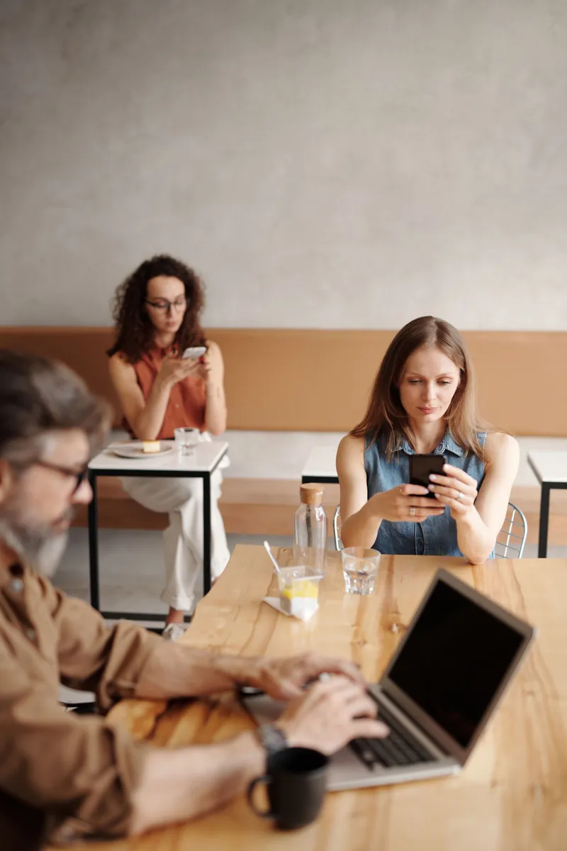 Sürekli Telefonu Kontrol Etme İhtiyacı Neden Oluşur? Psikolojik Bir Alışkanlıktan Daha Fazlası